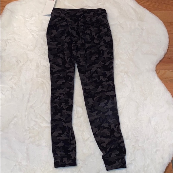 Lululemon ✨sold out✨ Camo jogger - Picture 5 of 6